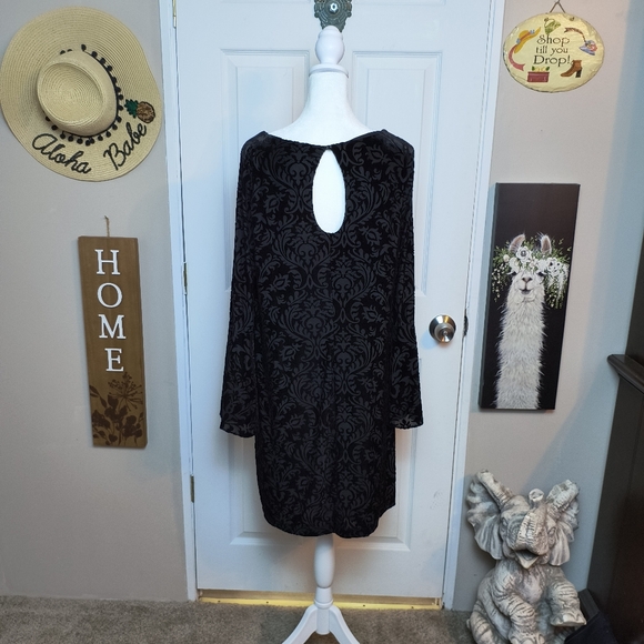 BEIGE BY ECI Black Textured Velvet Bell Sleeve Shift Midi Dress sz Large Goth - Picture 6 of 10